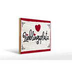Rotes und weißes holzschild 30x40cm mit schwarzem lieblingsplatz schriftzug und rotem herz in der mitte