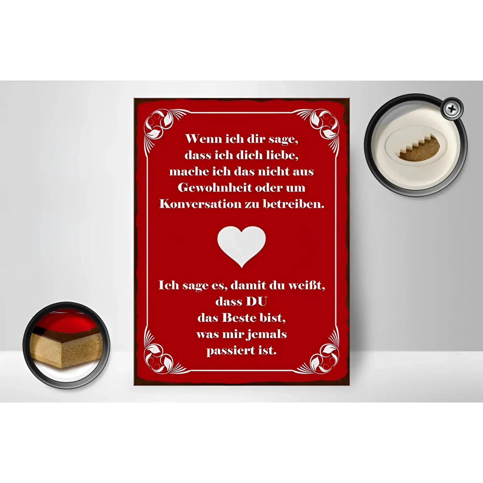 Rotes rechteckiges holzschild 30x40cm mit weißem herz und romantischem spruch in klassischer schrift fürs zuhause