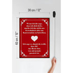 Rotes holzschild 30x40 cm mit weißem rahmen und herzmotiv mit liebesspruch auf deutsch