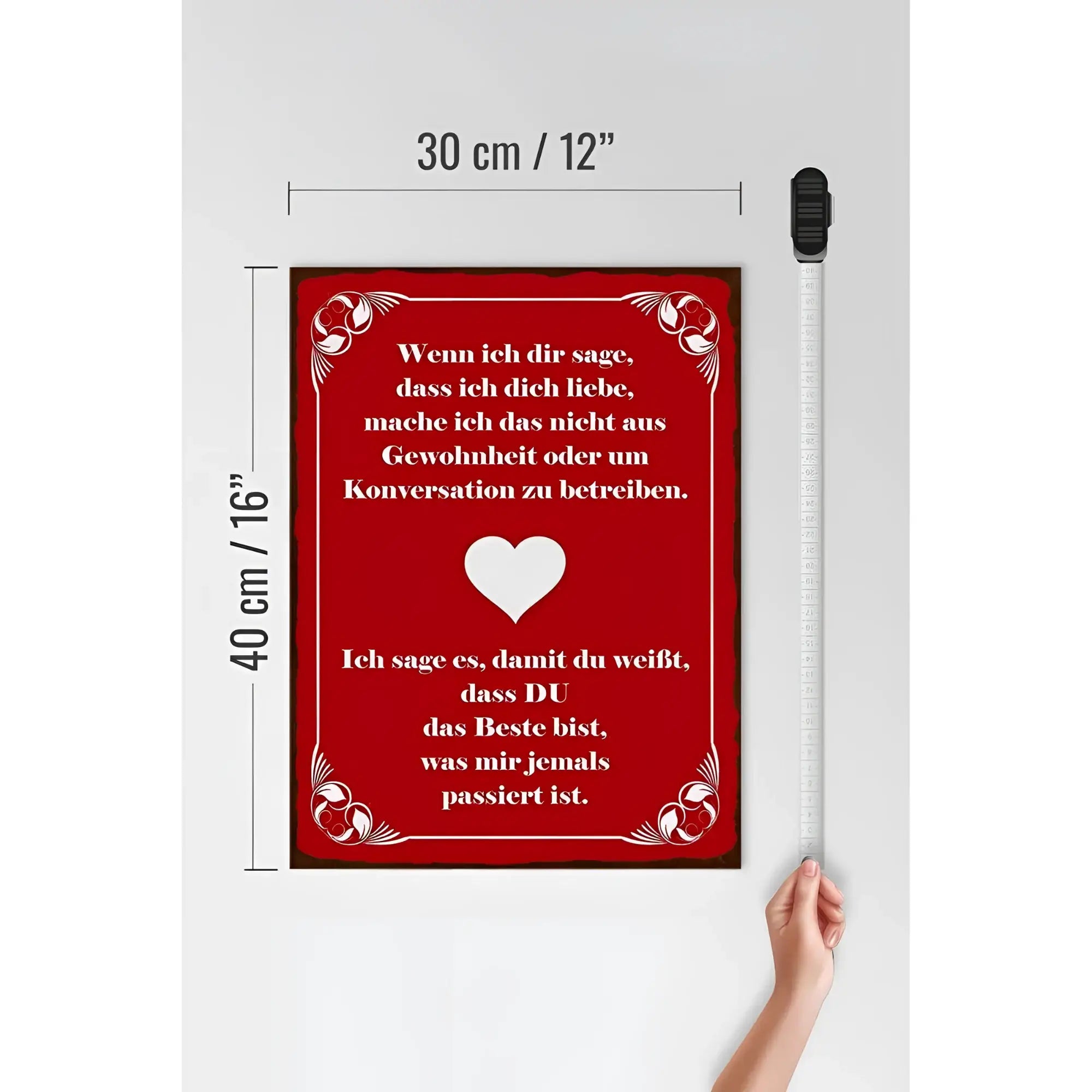 Rotes holzschild 30x40 cm mit weißem rahmen und herzmotiv mit liebesspruch auf deutsch