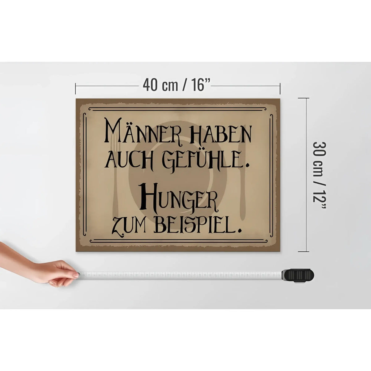 Ein beiges holzschild 40x30cm mit schwarzem gothic-text männer haben auch gefühle für die wanddekoration