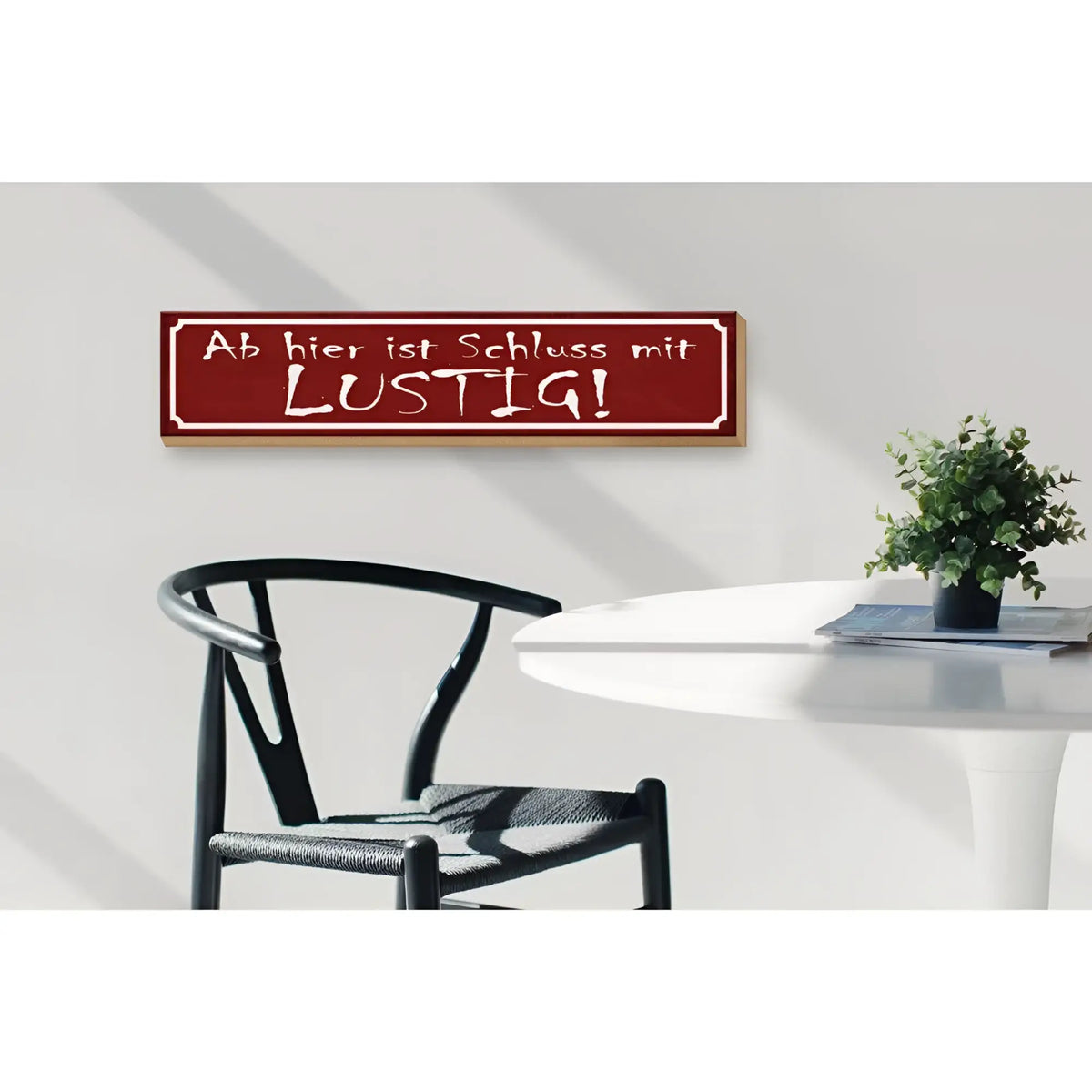 Rotes rechteckiges holzschild 46x10cm mit weißem dekorrahmen und text ab hier ist schluss mit lustig in fett