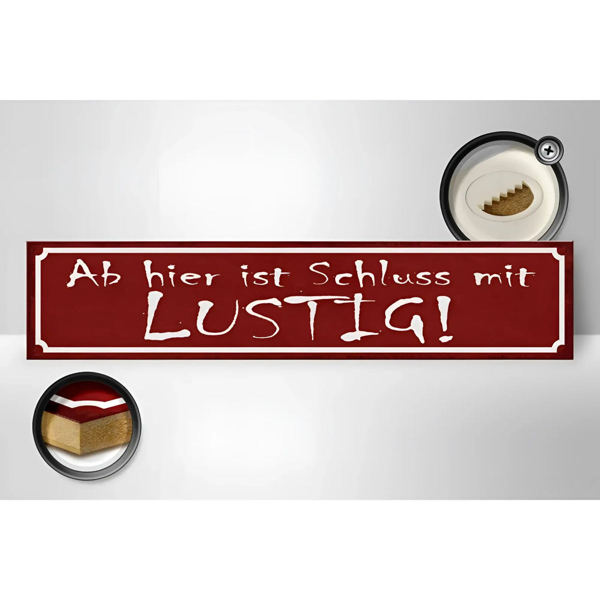 Rustikales rotes holzschild 46x10cm mit weißem dekorrand und handgemaltem spruch ab hier ist schluss mit lustig