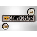 Rechteckiges metallschild mit schwarzer aufschrift campingplatz und gelbem herz als dekoratives holzschild