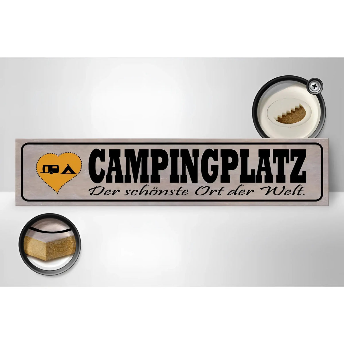 Rechteckiges metallschild mit schwarzer aufschrift campingplatz und gelbem herz als dekoratives holzschild