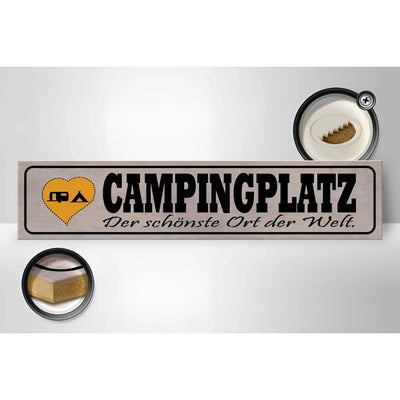 Rechteckiges metallschild mit schwarzer aufschrift campingplatz und gelbem herz als dekoratives holzschild