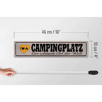 Rechteckiges holzschild 46x10cm mit schwarzer aufschrift campingplatz und gelbem herz der schönste ort der welt