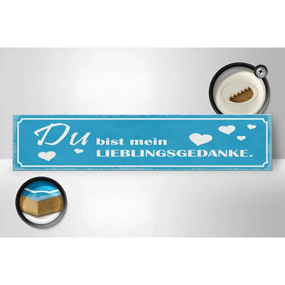 Ein hellblaues holzschild 46x10cm mit weißem text du bist mein lieblingsgedanke und herzmotiven zur dekoration
