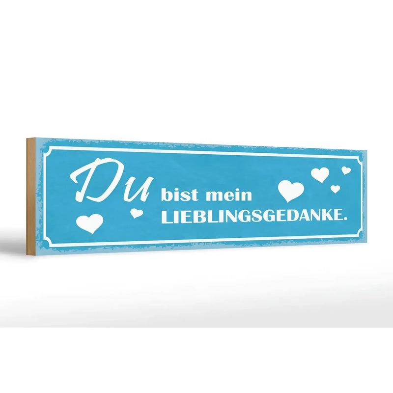 Blaues rechteckiges hölzernes schild mit weißem schriftzug du bist mein lieblingsgedanke und herzmotiven zur deko