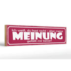 Ein rechteckiges holzschild 46x10cm mit distressed bordeaux finish und weißem text für wohnungsdeko