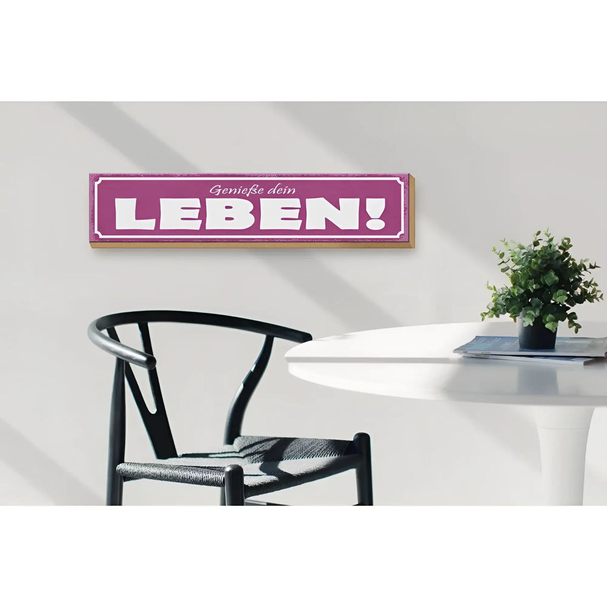 Lila holzschild mit weißem schriftzug genieße dein leben rahmen aus hellem holz 46x10cm deko