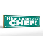 Petrolfarben rechteckiges holzschild mit weißer schrift hier kocht der chef zur küchendekoration 46x10cm