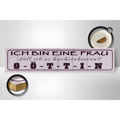 Rechtes holzschild spruch 46x10cm mit hellrosa finish und dunkelvioletter schrift ich bin eine frau göttin