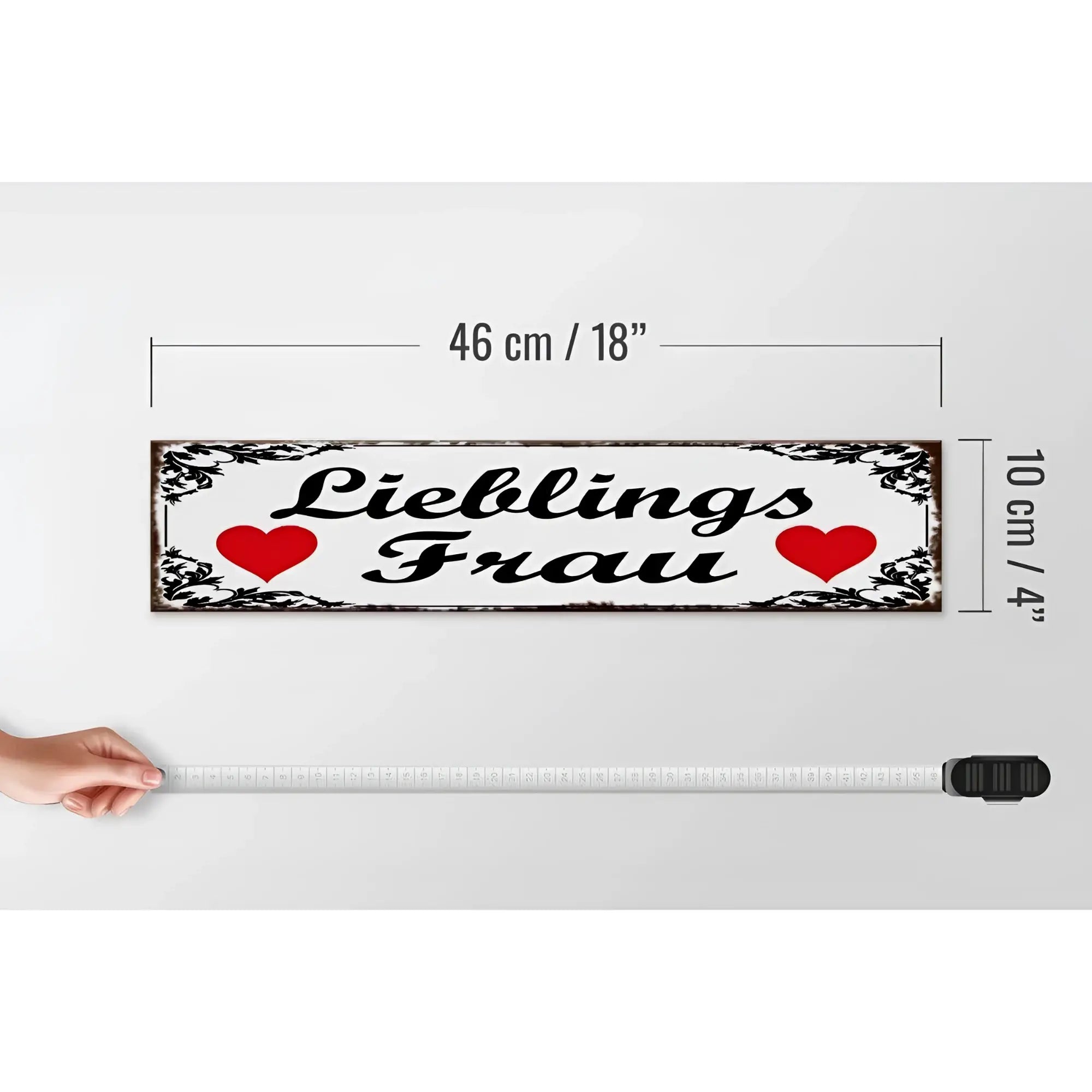 Weißes holzschild 46x10cm mit schwarzem cursivtext lieblingsfrau, roten herzen und dekorativem rahmen als geschenk