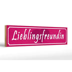 Ein pinkes holzschild 46x10cm mit weißer schrift lieblingsfreundin und herz als geschenk und dekoration