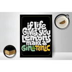 Schwarzes holzschild 30x40cm mit weißer grüner gelber typografie spruch life gives lemons make gin tonic