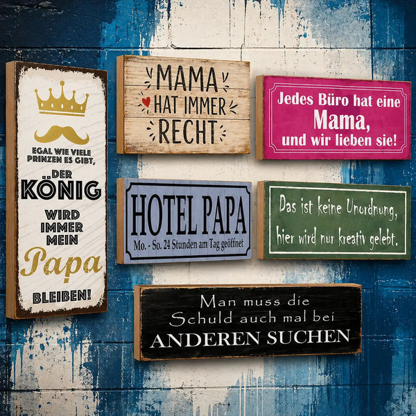 Set aus fünf rustikalen Holzschildern mit humorvollen deutschen Sprüchen, jeweils mit unterschiedlichen Farben und Designs, darunter goldene Kronen sowie schwarze Beschriftung auf weißem oder dunklem Holz.