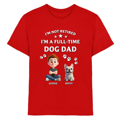 Rotes baumwoll-t-shirt mit cartoonillustration von mann und französischer bulldogge und text ich bin kein rentner ich bin fulltime hundepapa mit personifizierten namen aus der statement-collection