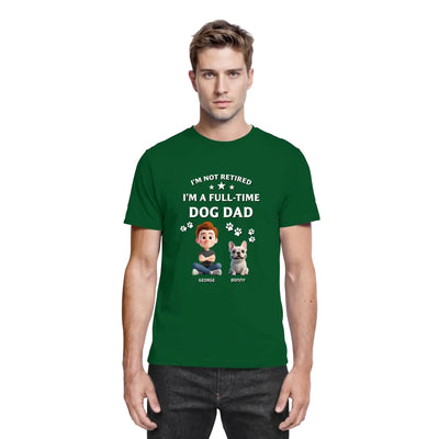 Dunkelgrünes bio-baumwollshirt mit cartoon von jungen und französischer bulldogge und personalisierten namen darunter