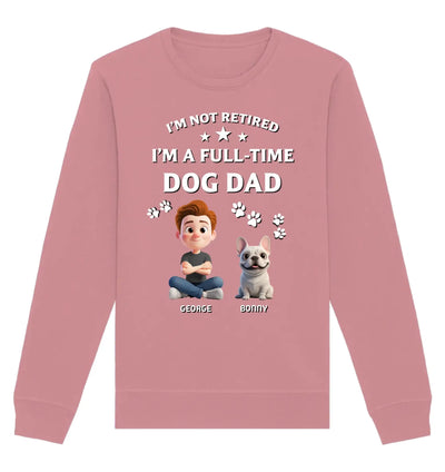 Ein weiches rosa sweatshirt mit langarm und personalisiertem cartoon von mann und französischer bulldogge samt text für hunde-papas