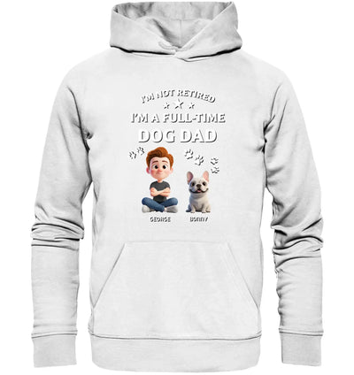 Weißer hoodie mit cartoon grafik eines mannes und französischen bulldogs und text ich bin kein rentner ich bin vollzeit hundepapa