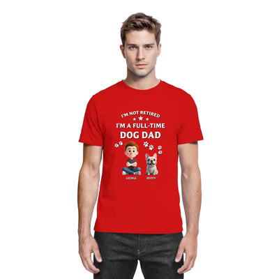 Rotes baumwoll-tshirt mit cartoon-boy und französischer bulldogge und text ich bin kein rentner ich bin vollzeit hundepapa mit wunschname