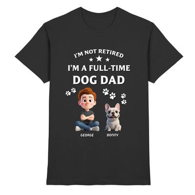 Schwarzes baumwollshirt mit cartoon von mann und französischer bulldogge und text ich bin kein rentner ich bin vollzeit hundepapa