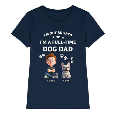 Navyblaues kurzarmshirt mit weißen texten und cartoon von man und französischer bulldogge george und bonny personalisiert