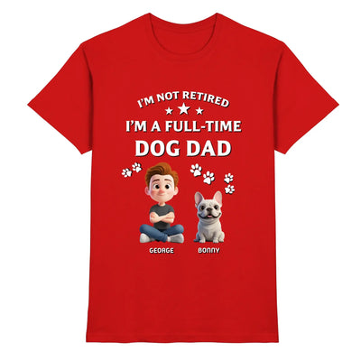 Rotes cotton t-shirt mit cartoon mann und französischer bulldogge und text ich bin kein rentner ich bin fulltime hundevater mit personalisierten namen