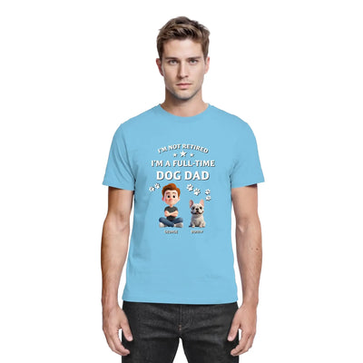 Hellblaues baumwollshirt mit cartoon von junge und französischer bulldogge und text ich bin kein rentner ich bin vollzeit hundepapa