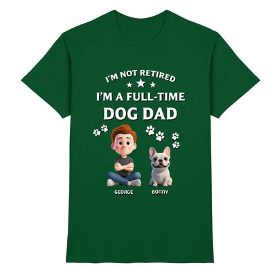 Dunkelgrünes baumwollshirt mit cartoon von mann und französischer bulldogge und text ich bin kein rentner ich bin vollzeit hundepapa