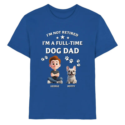 Royalblaue baumwolltshirt mit cartoonillustration von mann und französischer bulldogge und personalisierten namen darunter