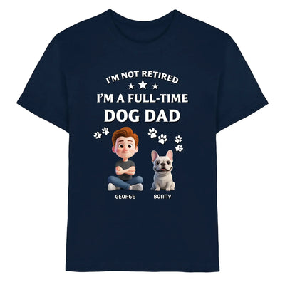 Marine blaue baumwolltshirt mit cartoon mann und französischer bulldogge und dem text ich bin kein ruheständler ich bin vollzeit hundepapa mit personalisierten namen