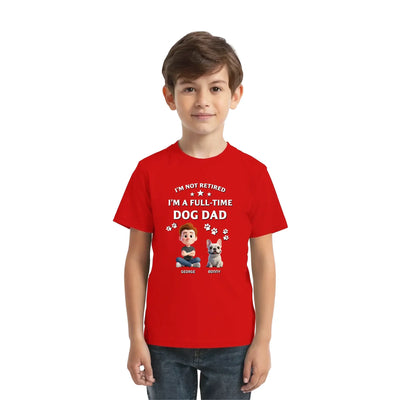 Rotes baumwollshirt mit cartoon von junge und hund text ich bin kein ruheständler ich bin vollzeit hundepapa namenspersonalisierung