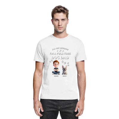 Weißes baumwoll-t-shirt mit cartoon-motiv mann und französische bulldogge und text ich bin kein rentner ich bin vollzeit hundepapa