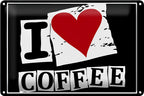 Schwarzes blechschild 20x30cm mit rotem herz und i liebe coffee schrift in weißer blockschrift im used look