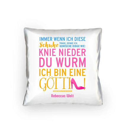 Weiße dekorative kissen mit buntem text und pinkem high heel motive aus der immer wenn ich schuhe kollektion