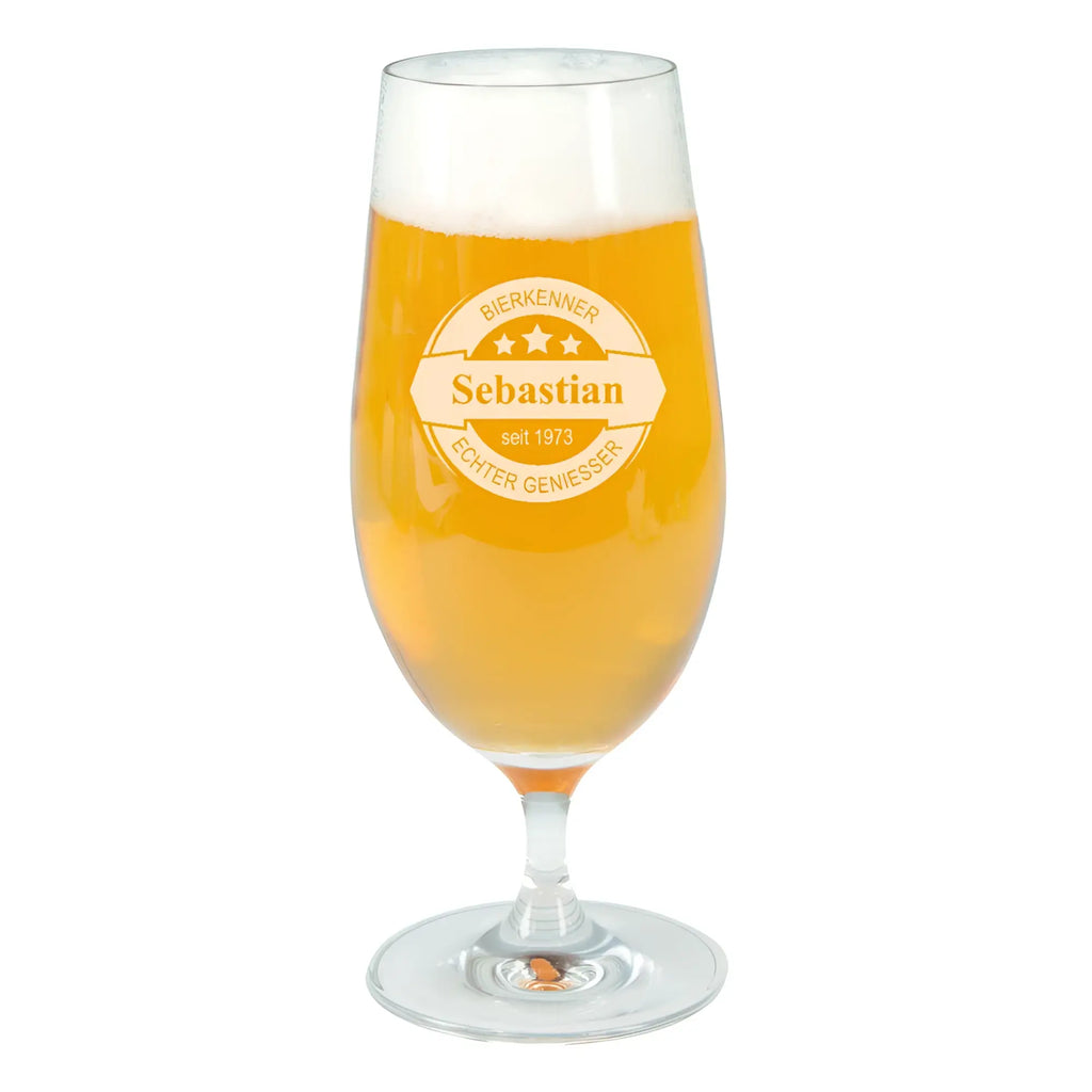 Individuelles pilsglas 330 ml aus klarglas mit gravur sebastian und deutschem text gefüllt mit bernsteinfarbenem bier