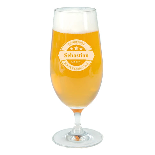 Individuelles pilsglas 330 ml aus klarglas mit gravur sebastian und deutschem text gefüllt mit bernsteinfarbenem bier