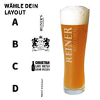 Individuelles weizenbierglas 500 ml aus klarem glas mit gravur gefüllt mit bernsteinfarbenem weizenbier und schaumkrone