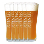 Sechs klare weizenbiergläser 500 ml mit gravur gefüllt mit bernsteinfarbenem reiner weizenbräu und schaumkopf