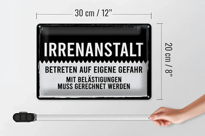 Schwarzes und weißes blechschild mit vintage in dicker schrift irrenanstalt und industriellem look 20x30cm