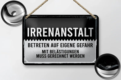 Schwarzes und silbernes blechschild irritanstalt 20x30cm mit weißer schrift und seil zum aufhängen