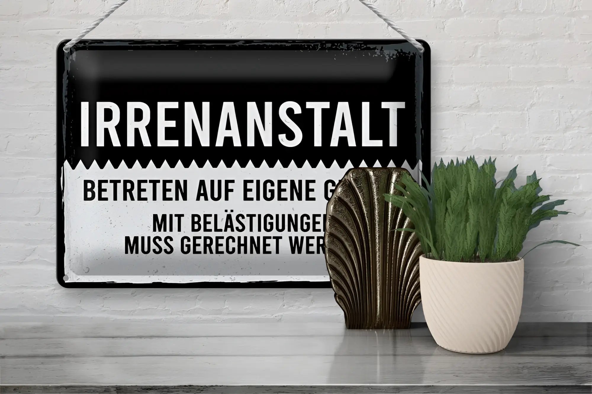 Schwarz weißes vintage blechschild mit auffälliger schrift irrenanstalt zum aufhängen 20x30cm