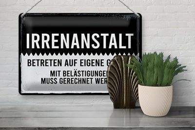 Schwarz weißes vintage blechschild mit auffälliger schrift irrenanstalt zum aufhängen 20x30cm