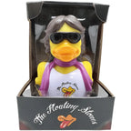 Gelbe gummiente jumpin quack splash mit grauen haaren, schwarzen sonnenbrillen und purple schal, trägt weißes tanktop mit rolling stones logo