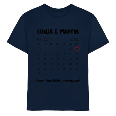 Dunkelblaues baumwollshirt mit schwarzem oktober 2022 kalenderdruck und pink markiertem 9 september von sonja und martin
