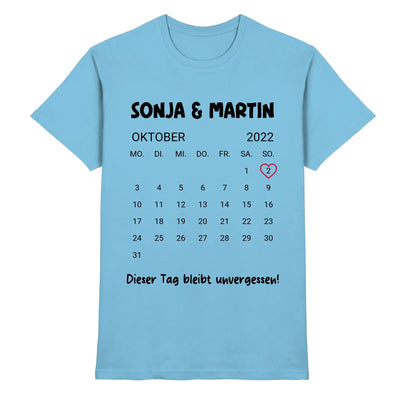 Hellblaues baumwollshirt mit schwarzem und rosa kalender für oktober 2022 mit sonja martin und text dieser tag bleibt unvergessen