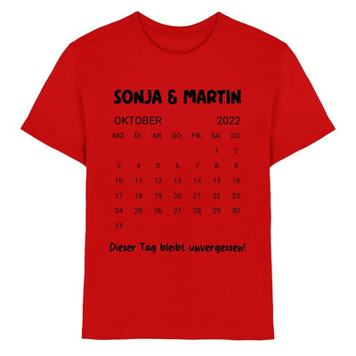 Rotes cotton t-shirt mit schwarzem kalender für oktober 2022 sonja und martin und der phrase dieser tag bleibt unvergessen