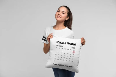 Weißer kissen mit gedrucktem oktober 2022 kalender in deutscher sprache und personalisierten namen